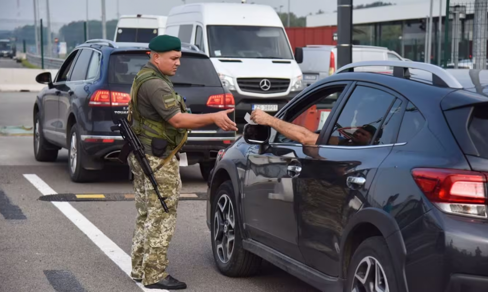 З 17 липня чоловіки від 18 до 60 років повинні пред'являти військово-облікові документи на кордоні.