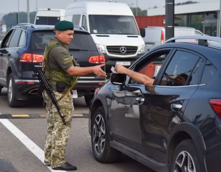 З 17 липня чоловіки від 18 до 60 років повинні пред'являти військово-облікові документи на кордоні.