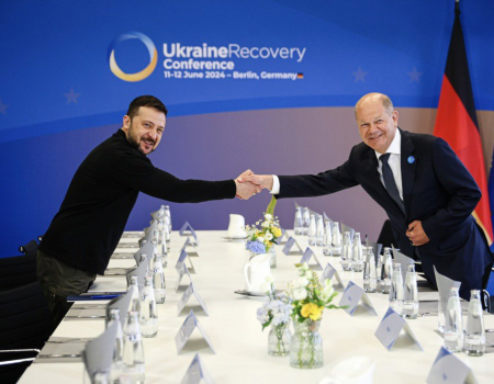 Німецький канцлер Олаф Шольц та Володимир Зеленський під час конференції з відновлення України в Берліні 11 червня.