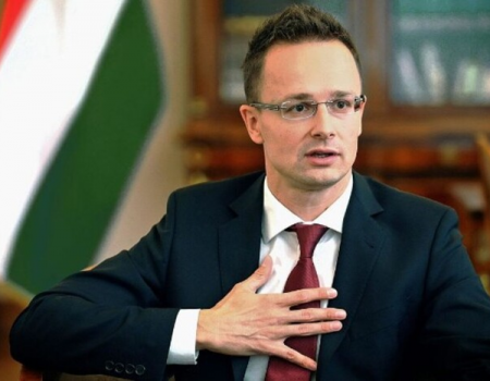 Угорщина погрожує судом Україні за рішення зупинити транзит нафти Лукойлу.