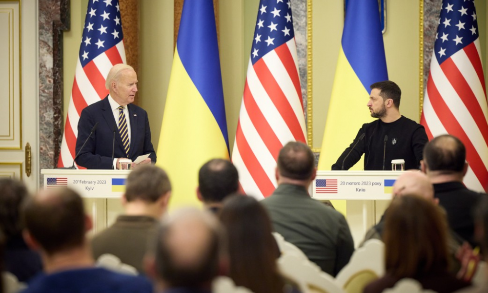 Український президент Володимир Зеленський віддає шану Джо Байдену за його підтримку, наголошуючи на важливості двопартійних зв'язків з США.