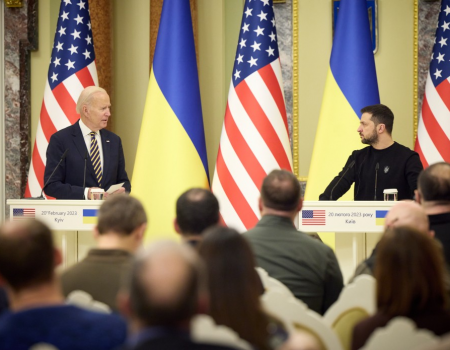 Український президент Володимир Зеленський віддає шану Джо Байдену за його підтримку, наголошуючи на важливості двопартійних зв'язків з США.