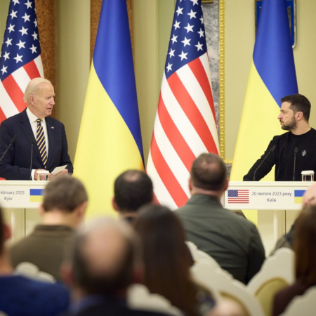 Український президент Володимир Зеленський віддає шану Джо Байдену за його підтримку, наголошуючи на важливості двопартійних зв'язків з США.