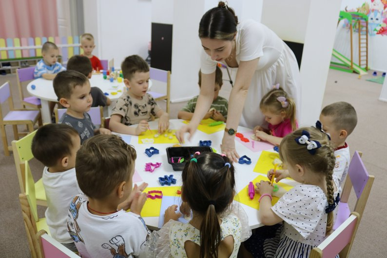 Розвиток і адаптація дітей у новому середовищі.