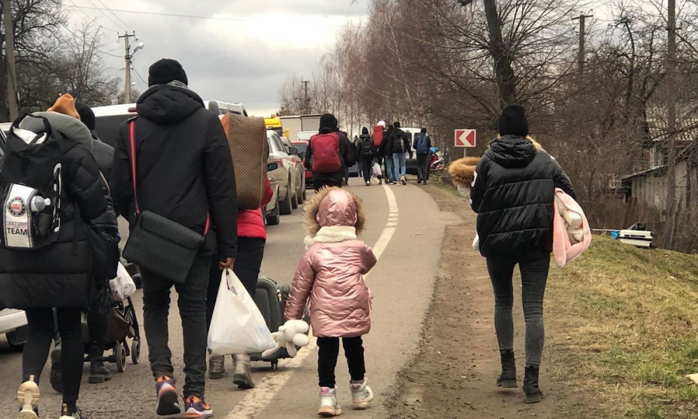 Чому українці масово виїжджають за кордон?