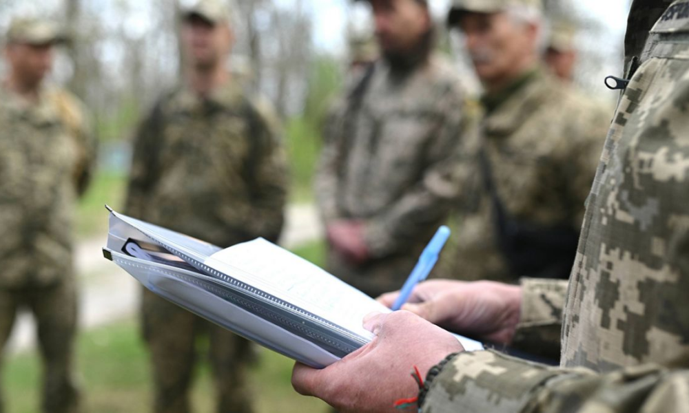 Чоловікам хочуть дозволити оновити дані із запізненням