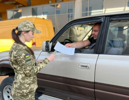 Виїзд за кордон під час воєнного стану: кому дозволено