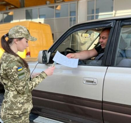 Виїзд за кордон під час воєнного стану: кому дозволено