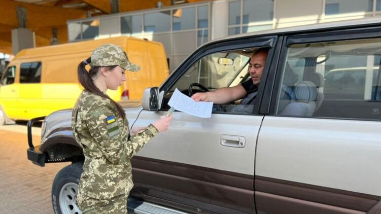 Виїзд за кордон під час воєнного стану: кому дозволено