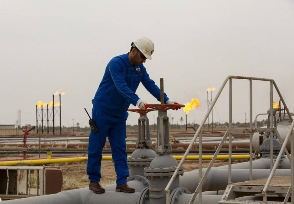 Шмигаль пояснив, чому Україна не зупиняє транзит російської нафти Шмигаль виступає за припинення торгівлі будь-якими корисними копалинами з Росією.