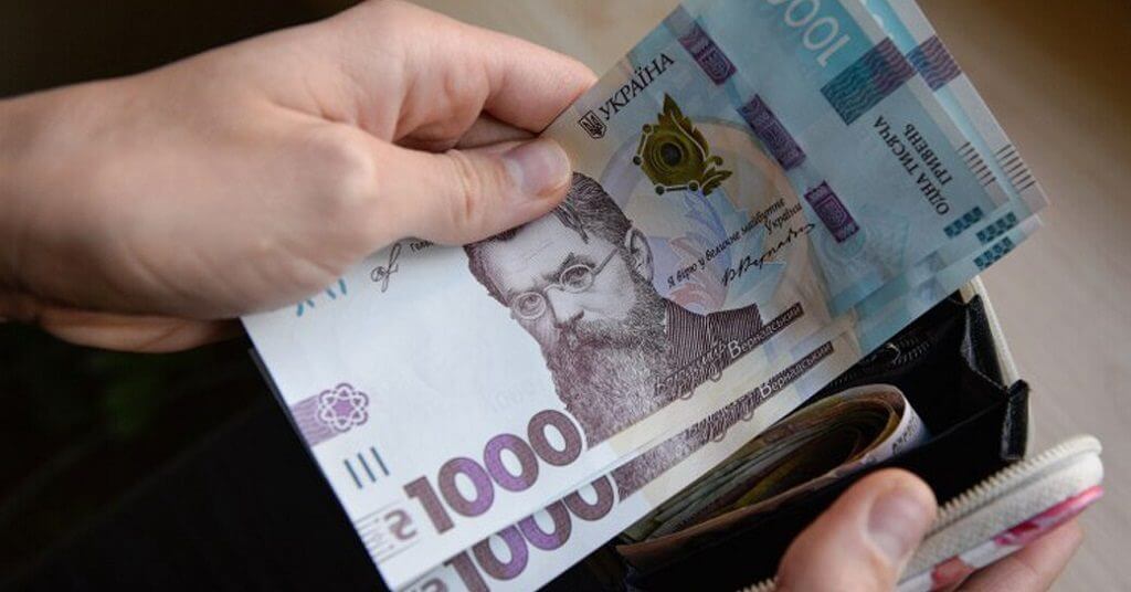 В Україні відновили виплати в 6500 грн для дітей ВПО: як отримати допомогу Коли можуть зупинити пенсійні виплати та як їх поновити