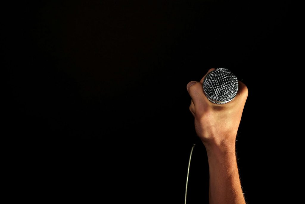 Розкриття міфу про абсолютний слух: як дорослі можуть його набути Мікрофон