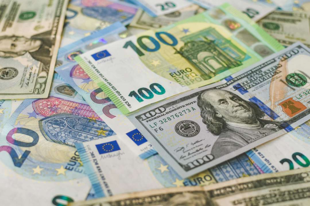 Курс валют на 4 лютого: долар і євро подорожчали