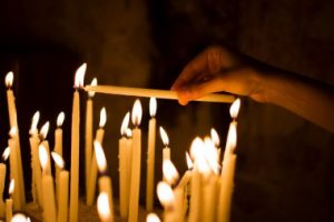 Жінка дає свічки освітлення в церкві