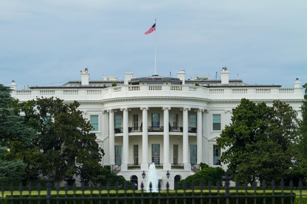 Трамп зупинив військову допомогу Україні без консультацій із союзниками Білий дім