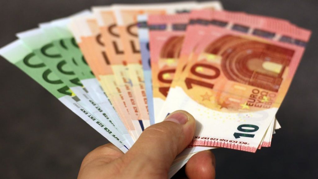 Хто з українців зможе отримати 7 тис. євро навесні 2025 року Валюта євро