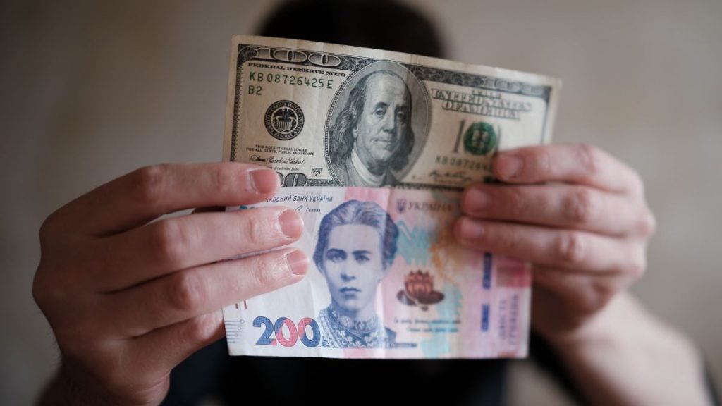 НБУ різко зменшив продаж валюти: що відбувається з курсом гривні Курс валют