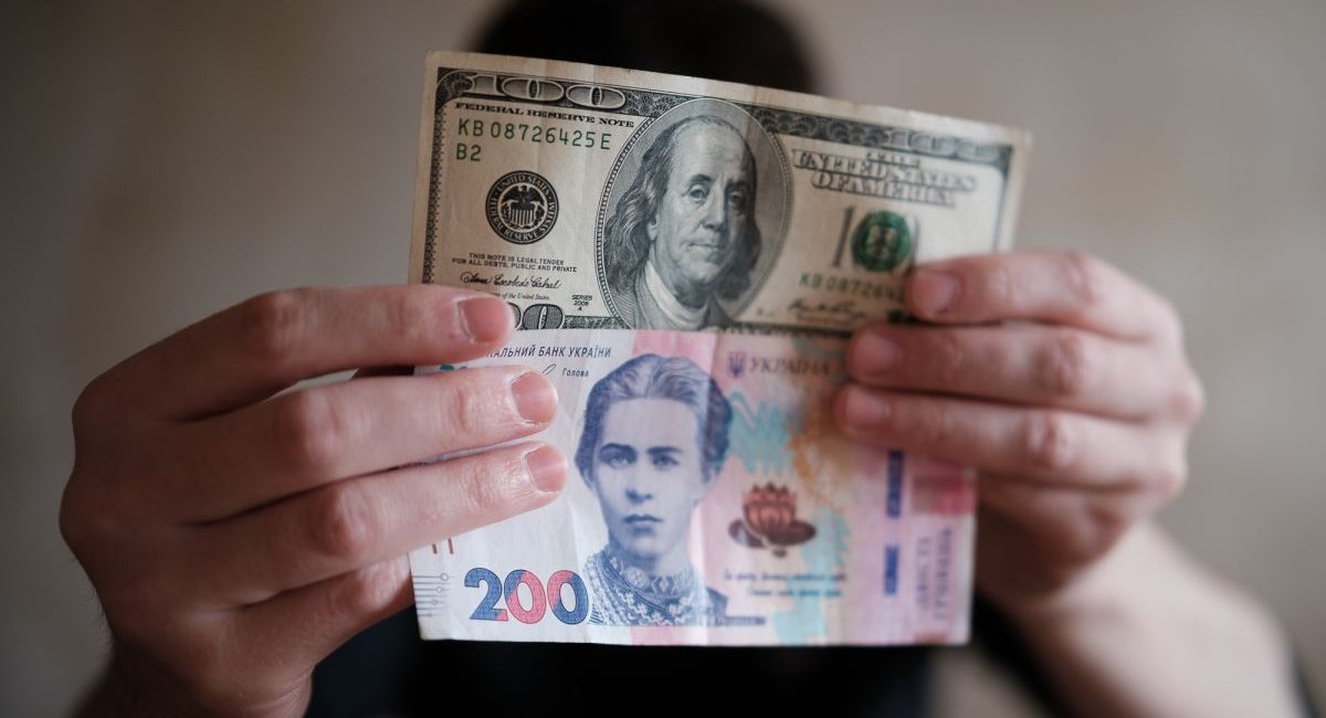 НБУ різко зменшив продаж валюти: що відбувається з курсом гривні Курс валют