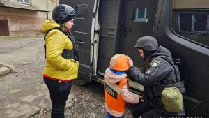 На Дніпропетровщині почалась обов’язкова евакуація: мешканців чотирьох сіл закликають збирати речі Евакуація