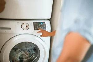 Чому класти алюмінієву фольгу в сушарку для білизни — корисна хитрість