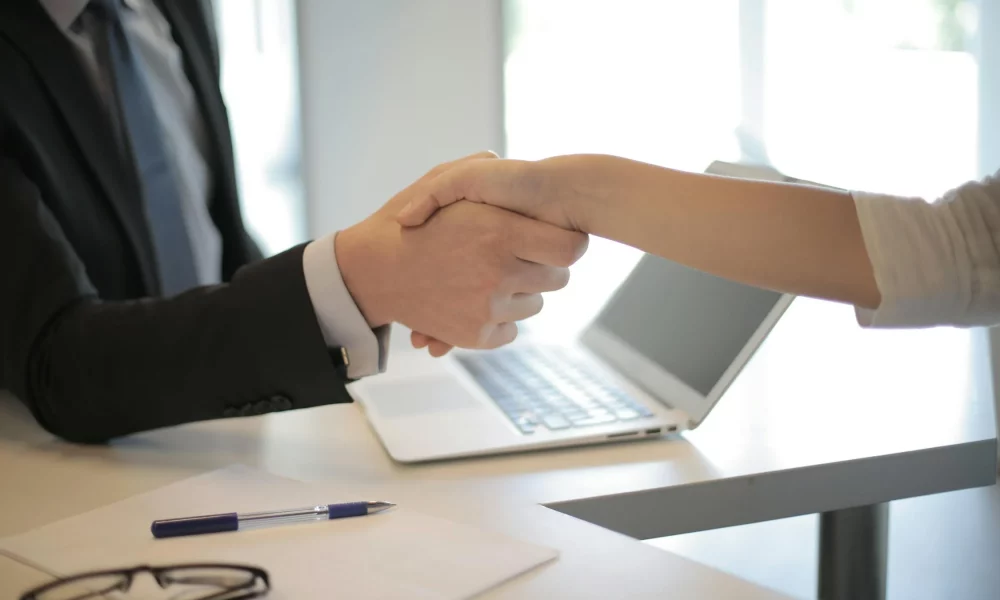 Українські роботодавці масово шукають працівників без досвіду: відкрито понад 100 вакансій