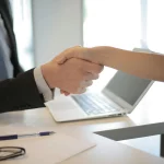 Українські роботодавці масово шукають працівників без досвіду: відкрито понад 100 вакансій