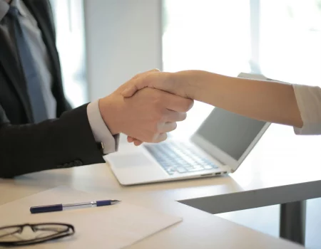 Українські роботодавці масово шукають працівників без досвіду: відкрито понад 100 вакансій