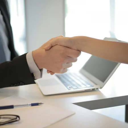 Українські роботодавці масово шукають працівників без досвіду: відкрито понад 100 вакансій