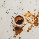 Як відіпрати плями від кави: ефективні методи без хімії