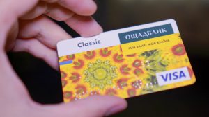 Ощадбанк припиняє обслуговування деяких карток – хто має звернутися до відділень