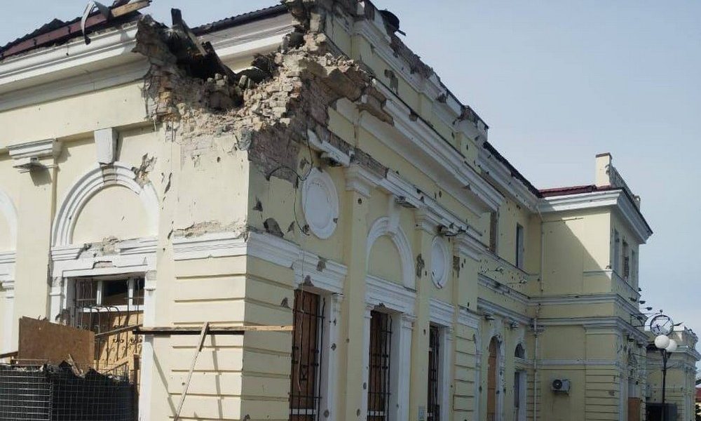 В Херсоні внаслідок обстрілу пошкоджено залізничний вокзал
