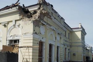 В Херсоні внаслідок обстрілу пошкоджено залізничний вокзал