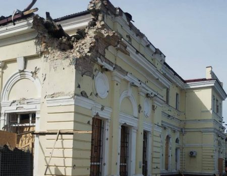 В Херсоні внаслідок обстрілу пошкоджено залізничний вокзал