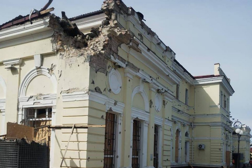 У Херсоні внаслідок обстрілу пошкоджено залізничний вокзал В Херсоні внаслідок обстрілу пошкоджено залізничний вокзал