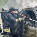Російський дрон атакував авто у Херсоні: двоє цивільних поранені