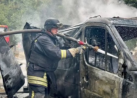 Російський дрон атакував авто у Херсоні: двоє цивільних поранені