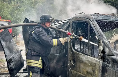 Російський дрон атакував авто у Херсоні: двоє цивільних поранені