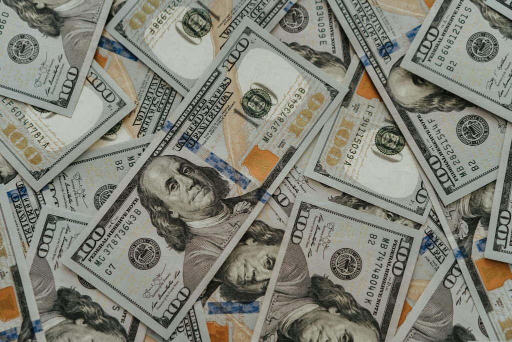Прогноз курсу долара: скільки коштуватимуть $100 в Україні до 25 травня