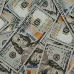Прогноз курсу долара: скільки коштуватимуть $100 в Україні до 25 травня