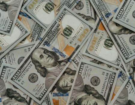 Прогноз курсу долара: скільки коштуватимуть $100 в Україні до 25 травня