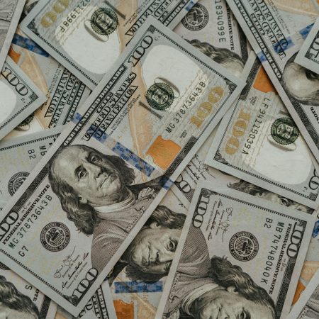 Прогноз курсу долара: скільки коштуватимуть $100 в Україні до 25 травня