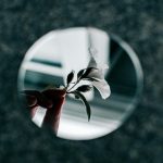 Коли дзеркало впало і не розбилося: що говорить прикмета про захист від лиха