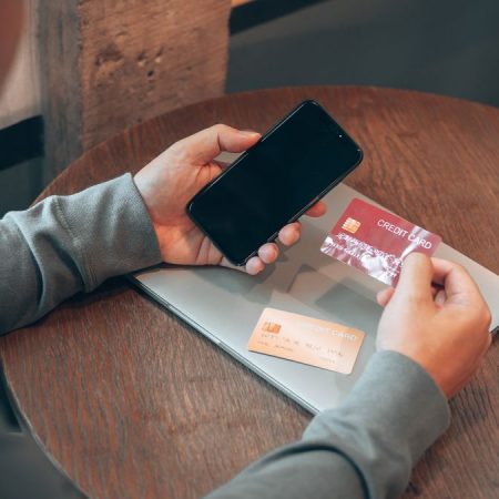 З 1 червня в Україні зменшують ліміти на перекази з картки на картку