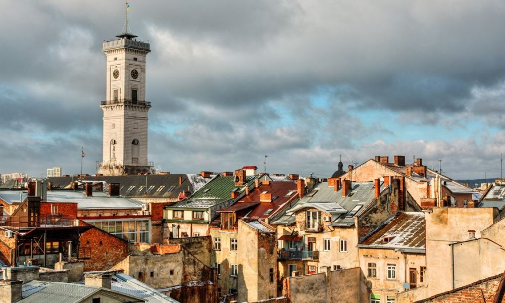 У Львові чоловік зірвав прапори з меморіалу