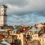 У Львові чоловік зірвав прапори з меморіалу