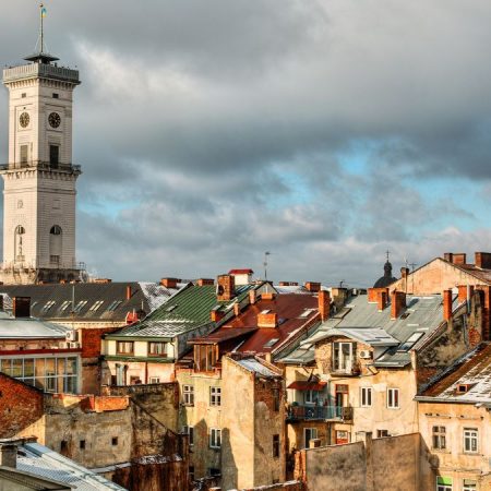 У Львові чоловік зірвав прапори з меморіалу