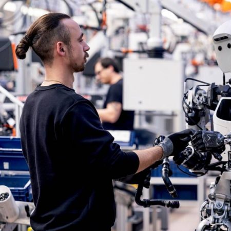 Google презентував нову модель ШІ Gemini Robotics, яка працює локально на роботах