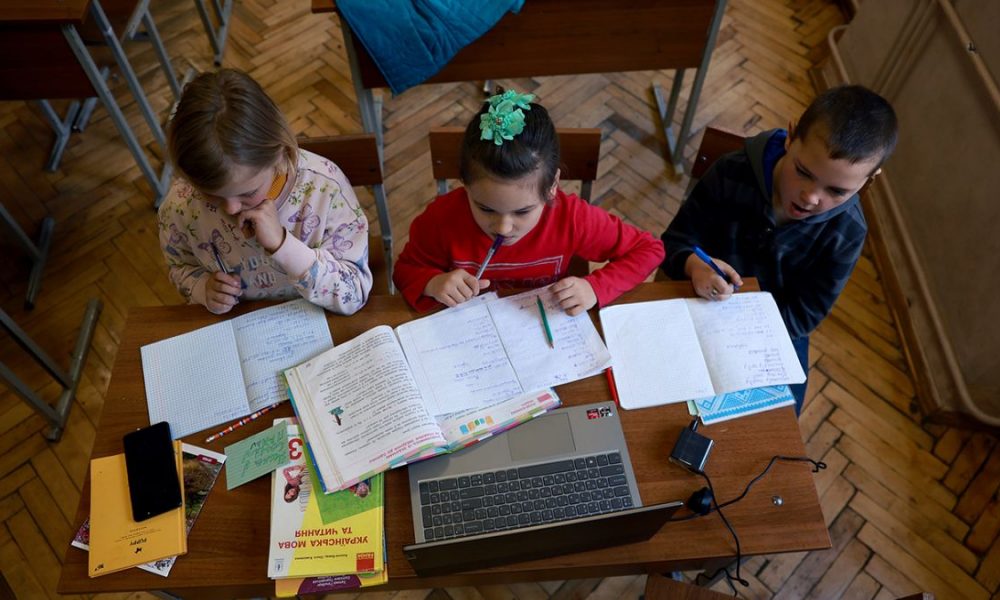Як діти з Херсонщини навчались у змішаному форматі