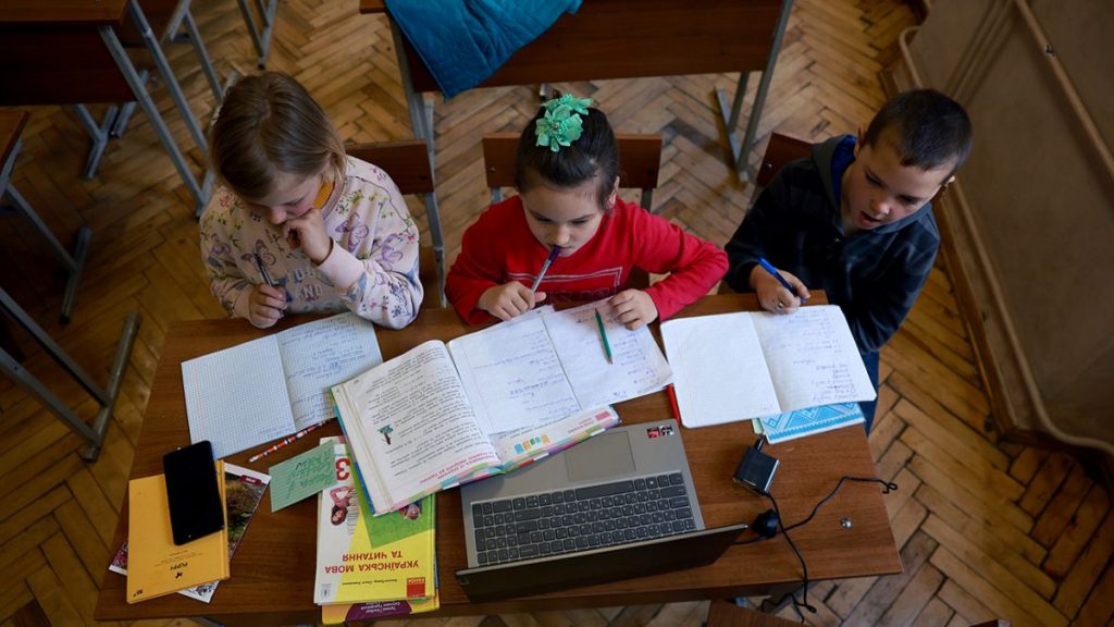Як діти з Херсонщини навчались у змішаному форматі