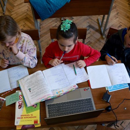 Як діти з Херсонщини навчались у змішаному форматі